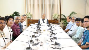 প্রধান উপদেষ্টার সঙ্গে আন্তর্জাতিক গণিত ও জীববিজ্ঞান অলিম্পিয়াডে পদকজয়ী ৬ শিক্ষার্থীর সাক্ষাৎ